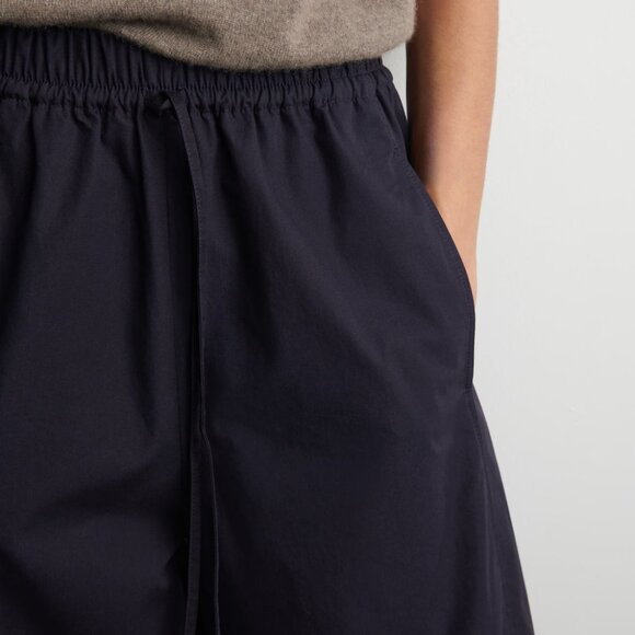 COS Elasticated Barrel-Leg Trousers in Navy - Picture 4 of 10